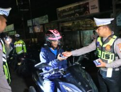 Satlantas Polres Bangkalan Beri Hadiah Bagi Pengendara Motor Taat Berlalu Lintas