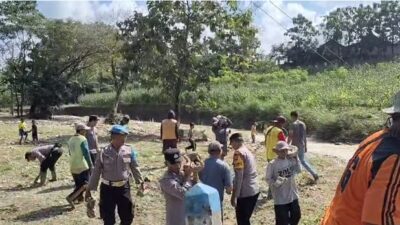 Polisi dan TNI bersama Warga Pasang Bronjong Cegah Longsor di Bojonegoro
