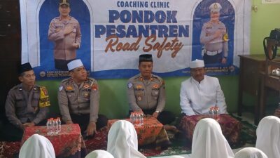 Polres Pelabuhan Tanjung Perak Gelar Coaching Clinic “Pondok Pesantren Road Safety” di Ponpes Miftahul Ulum