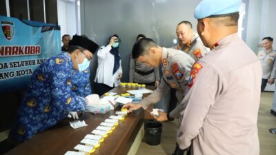 Tegas dan Bersih, 39 Pejabat Utama Polresta Malang Kota Jalani Tes Urine Usai Upacara Kebangkitan Nasional