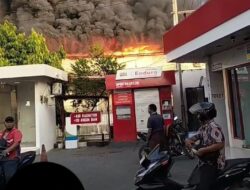 Gudang Kemiri di Semampir Surabaya Terbakar, 18 Unit Damkar Dikerahkan