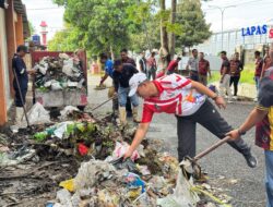 Lapas Narkotika Pamekasan Turun Tangan Bersihkan Lingkungan, Wujudkan Pemasyarakatan Bermanfaat