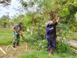 Babinsa Koramil 0829-12/Modung Laksanakan Karya Bakti Bersama Warga di Desa Pangpajung