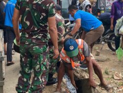 Babinsa Koramil 0829-17/Tanjung Bumi Bersama Muspika Gelar Jum’at Bersih di Sekitar Pasar Tanjung Bumi