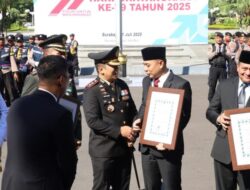 Kapolres Pelabuhan Tanjung Perak AKBP Wahyu Hidayat Secara Simbolis Memberikan Penghargaan kepada Forkopimda