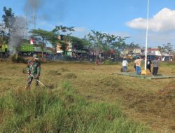 Anggota Koramil 0829-9/Blega Gotong royong bersama masyarakat