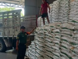 Babinsa Metatu Kawal Distribusi Beras SPHP di Gudang Mitra Bulog