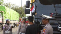 Sambut HUT ke-80 RI, Kasatlantas dan Anggota Ajak Pengemudi Truck Kibarkan Bendera Merah Putih