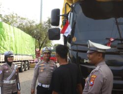 Sambut HUT ke-80 RI, Kasatlantas dan Anggota Ajak Pengemudi Truck Kibarkan Bendera Merah Putih