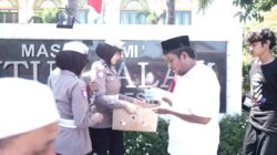 Srikandi Giri Satlantas Polres Gresik Hadir di Tengah Masyarakat, Jaga Keamanan dan Berbagi Berkah Jumat