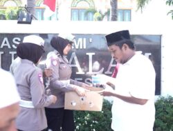 Srikandi Giri Satlantas Polres Gresik Hadir di Tengah Masyarakat, Jaga Keamanan dan Berbagi Berkah Jumat