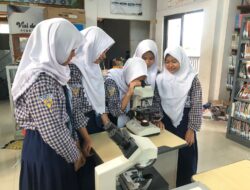 Belajar Seru di Laboratorium, Siswa SMP Muhammadiyah 1 Surabaya Amati Sel Hewan dan Tumbuhan Lewat Mikroskop