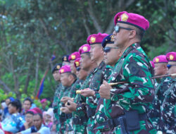 529 Prajurit Muda Resmi Kenakan Baret Ungu, Dankodiklatal Saksikan Tradisi Pembaretan Marinir