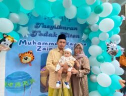 Tedak Siten, Warisan Budaya Jawa untuk Menapaki Kehidupan Prosesi Putra Pertama Keluarga Musthofa di Surabaya