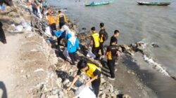Peringati World Cleanup Day 2025, Polres Pelabuhan Tanjung Perak Bersihkan Pesisir Pantai Tambak Wedi