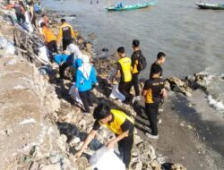 Peringati World Cleanup Day 2025, Polres Pelabuhan Tanjung Perak Bersihkan Pesisir Pantai Tambak Wedi
