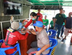 Cepat Dekat dan Bersahabat Ditpolairud Polda Jatim Gelar Perpustakaan dan Klinik Terapung