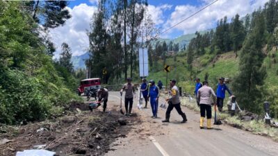 Aksi Cepat Tanggap Polres Probolinggo Tangani Tanah Longsor di Jalur Bromo