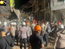 Ratusan Personel Polresta Sidoarjo Berjibaku Bersihkan Puing Bangunan Ponpes Al Khoziny