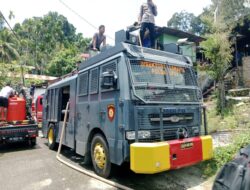 Quick Respon Polri Bantu Padamkan Kebakaran di Kodam Lama Jayapura