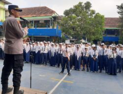 Kasat Binmas Polres Tanjung Perak di SMPN 7 Surabaya. Memberi Pesan Tegas Agar Para Siswa Menjauhi Narkoba dan Judi Online.