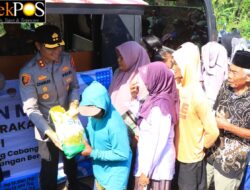 Kepedulian Terhadap Kebutuhan Warga Polres Ngawi Bagi-Bagi Beras kepada Warga Desa Pacing