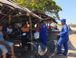 Humanis kamtibmas Patroli Pesisir Polres Situbondo Berbagi Nasi Bungkus untuk Nelayan