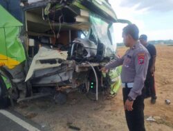 Kecelakaan Bus Gunung Harta Vs Dump Truk  di Jalan Raya Panyapen Kecamatan Jrengik Sampang.