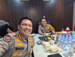 Momentum sebelum serah terima jabatan secara resmi Kabid Humas Polda Metro Jaya dari Ketua Angkatan 1998 ke Ketua Angkatan 2000 dipenuhi dengan suasana persahabatan.