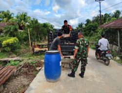 Satgas TMMD ke-126 Kodim 1208/Sambas Angkut Keramik Untuk Pembangunan MCK RTLH