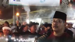 Ratusan Santri Di Kecamatan Omben Bersholawat  Sambil Berjalan Membawa Obor Memperingati Hari Santri Nasional