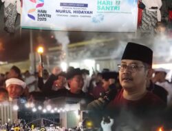 Ratusan Santri Di Kecamatan Omben Bersholawat  Sambil Berjalan Membawa Obor Memperingati Hari Santri Nasional