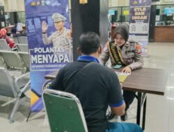 KB Samsat Surabaya Selatan: Polantas Menyapa, Polwan Aiptu Dian Tunjukkan Pelayanan Humanis kepada Wajib Pajak