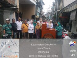 Camat Simokerto Memberikan Bantuan Rombong Untuk Warga Simolawang Kampung Pancasila