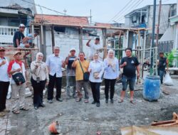 Camat Simokerto Dan kelurahan Simolawang Beserta Jajarannya tinjau langsung pembangunan Posko Untuk Warga.