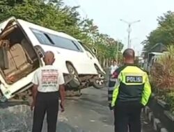 Isuzu Elf Terguling di Jalan Raya Pemuda Kaffa, Polres Bangkalan Waspadai Berkendara Dini Hari
