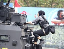 HUT Brimob ke 80 Polwan Polda Jatim Tampilkan Srikandi Challenge Penuh Adrenalin