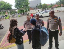 POLANTAS MENYAPA PENUMPANG DI STASIUN SIDOARJO, AJAK UTAMAKAN KESELAMATAN DAN TETAP BERHATI – HATI DIJALAN DALAM RANGKA OPS ZEBRA SEMERU 2025