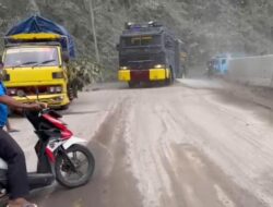 Polres Lumajang Kerahkan Mobil AWC, Bersihkan Sisa Lumpur APG Semeru di Jembatan Besuk Koboan