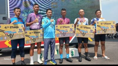 PAK HOLILI, ANGGOTA POLSEK KENJERAN SABET JUARA 1 BALAP SEPEDA SEMERU CRITERIUM 2025