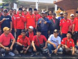 Ormas Madura Asli Sedarah Bagikan 1.500 Nasi Kotak di Depan Kantor DPRD Jawa Timur