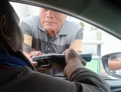 BRAVO” Berbagi Juma’at Berkah Bukti Satlantas Polrestabes Surabaya Peduli Wong Cilik