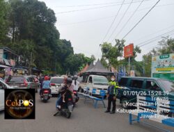 Urai kemacetan di titik sentral menuju wisata trawas dan pacet Mojokerto, petugas gabungan lakukan buka tutup jalan.