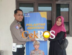 Polantas Menyapa: Duta Pelayanan Samsat Sidoarjo Bantu Masyarakat dalam Proses Cek Fisik Kendaraan Bermotor