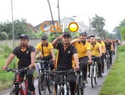 Perkuat Soliditas dan Layanan Masyarakat, Kapolres Kediri Pimpin Gowes Bareng di Kampung Inggris