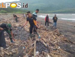 Peduli Lingkungan Jajaran Polres Jember Bersih-bersih Pantai Puger