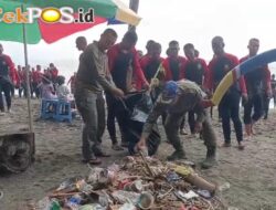 Pusdik Brimob Gelar Aksi Bersih Pantai Pasir Putih Situbondo, Tindak Lanjuti Arahan Presiden RI
