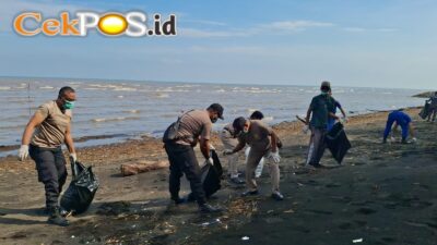 Wujudkan Gerakan Indonesia Asri, Polres Probolinggo Bersama Warga Bersihkan 4 Pantai Unggulan