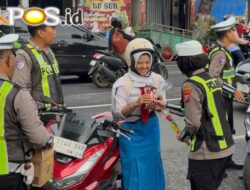 Operasi Keselamatan Semeru Polres Ponorogo Beri Hadiah Helm dan Cokelat Pengendara Tertib
