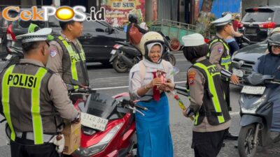 Operasi Keselamatan Semeru Polres Ponorogo Beri Hadiah Helm dan Cokelat Pengendara Tertib